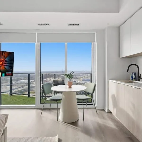 Modern Etobicoke Studio Sleek Queensway Retreat, hôtel à Toronto