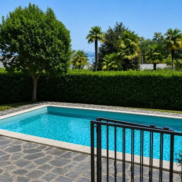Acquazzurra, luxury duplex, pool, parking space, Free Wi-Fi, hotell i Lesa