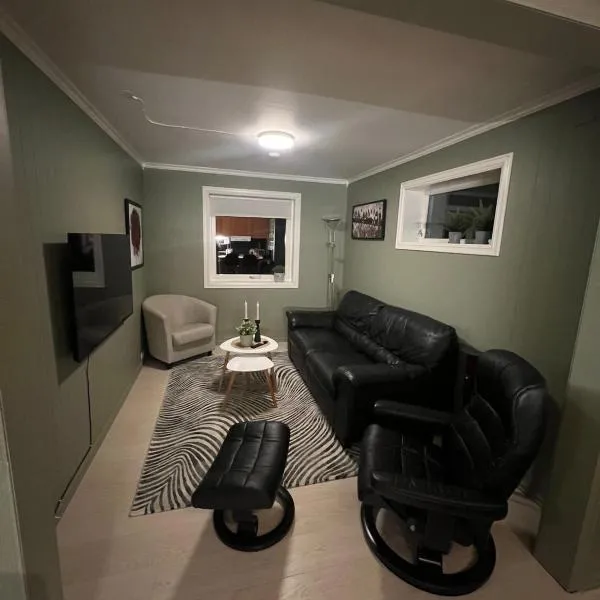 Basement apartment on Ulstein, hotel di Ulstein