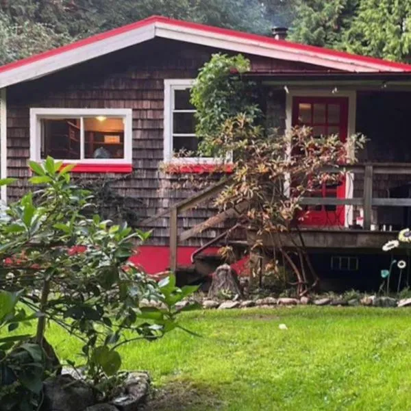 Cabin by the Creek، فندق في Roberts Creek