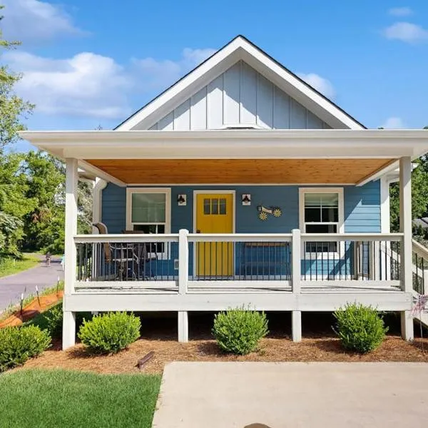 Blue House on Blythe, Hotel in Hendersonville