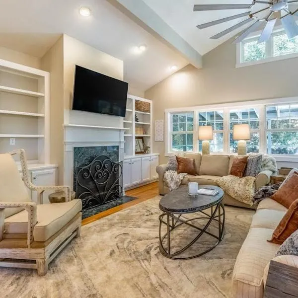 Carolina Mountain Cottage، فندق في هايلاند