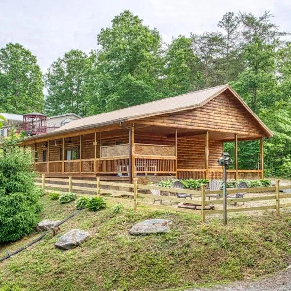 4 Bed 3 Bath Vacation home in Bryson City, Hotel in Bryson City
