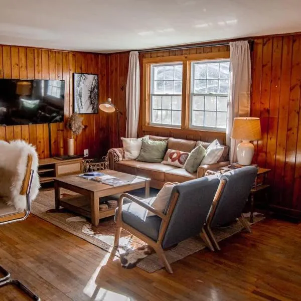 Birch House: Cozy Cabin 5 min from Okemo, hotel a Ludlow
