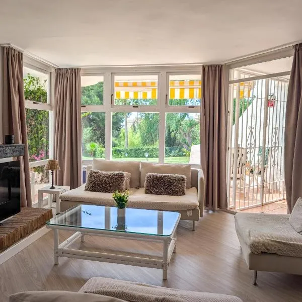 Garden-level Two bedroom Chalet with pool access, khách sạn ở Sitio de Calahonda