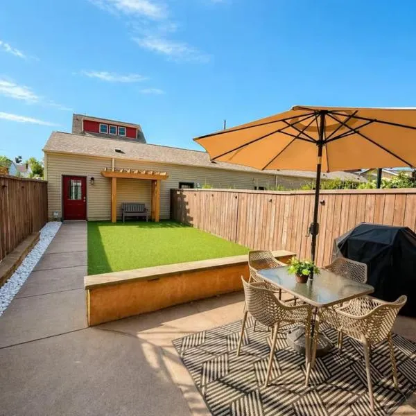 Family-Friendly 4BR Retreat Sleeps 12, Private Yard, Garage, Close to Stadiums, Casino & Downtown, Hotel in Pittsburgh