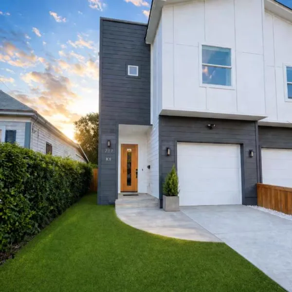 4 Bedroom House Downtown San Antonio Sleeps 12 Patio Walk to Riverwalk Alamodome Pet Friendly, hotell i San Antonio