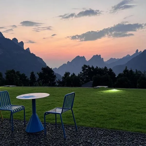XMAN Sunrise Peaks Resort, hotel in Zhangjiajie