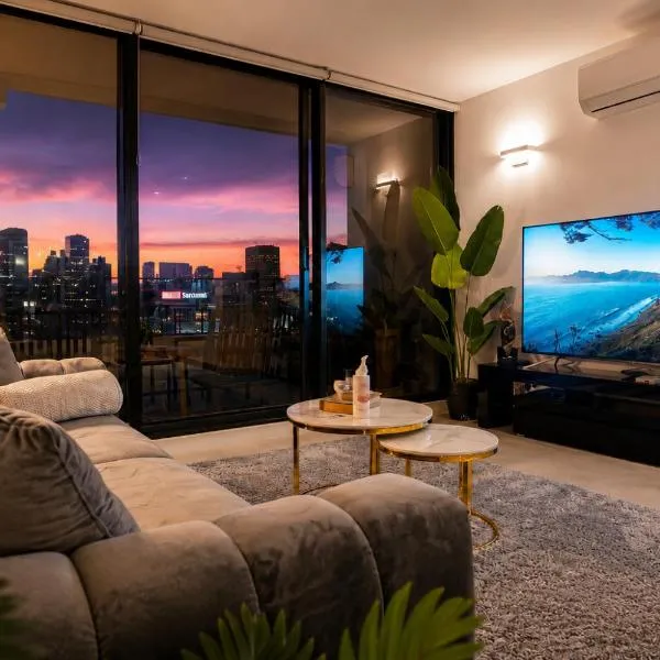 Cozy CBD Apartment with Outdoor Balcony Setup, Gym, Pool, Sauna & Dining Room โรงแรมในเมลเบิร์น