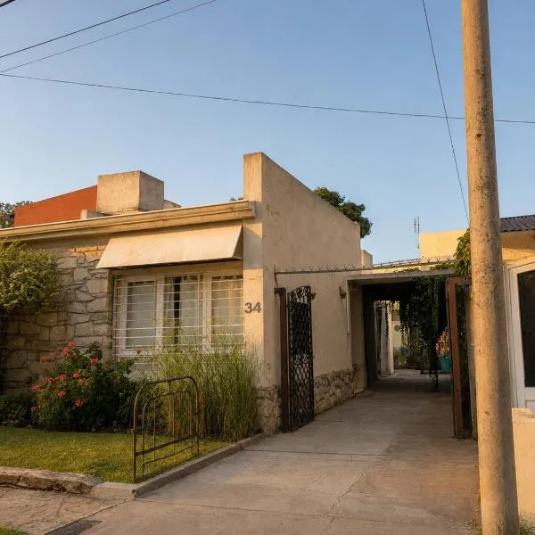 CASA MENDIOLA, encantadora casa con patio privado, y pileta en jardín cerca de la Laguna, hotel en Chascomús