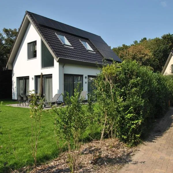 Bungalow on Texel near De Koog Beach, hotel i Westermient
