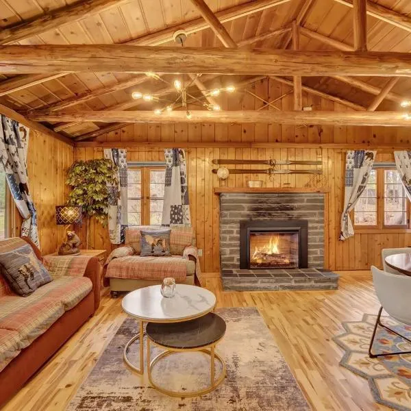 Beartop Lodge Rustic Cabin Hot Tub Fire Pit, hotel i Blakeslee