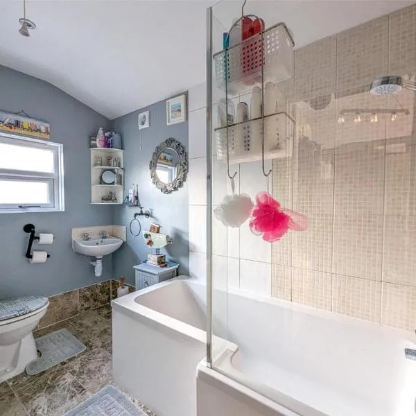 Quirky large Victorian house with private parking, hotel u gradu Bristol