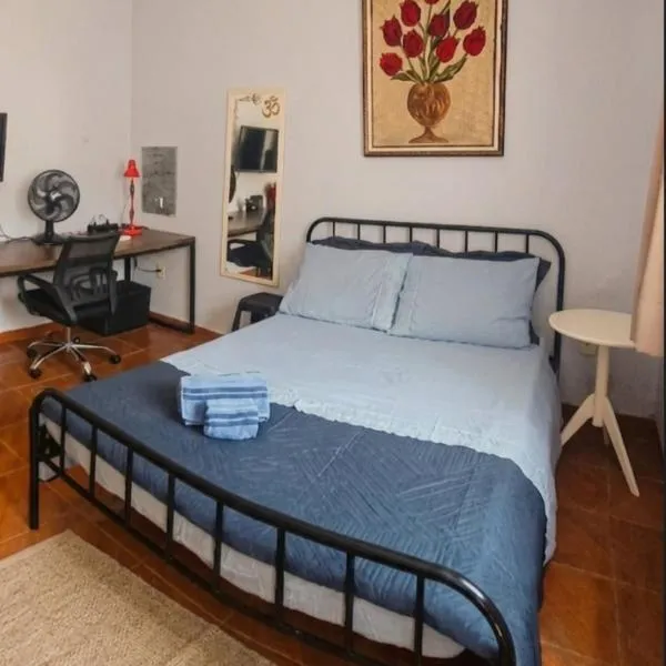 Quarto Aconchegante com Entrada Independente e garagem, hotel in Pouso Alegre