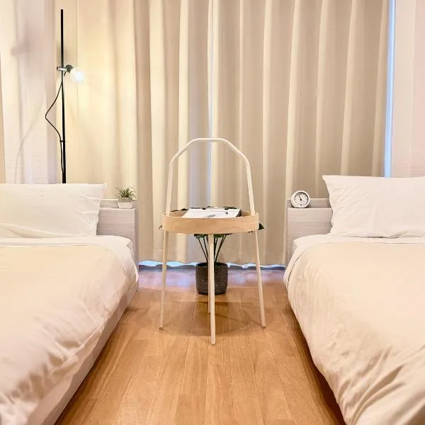 ura 東横のヨコ301, hotel sa Kaigandōri