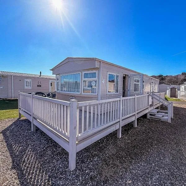 Spacious Caravan For Hire With Decking By The Beach In Suffolk Ref 40094Nd, hotel a Lowestoft