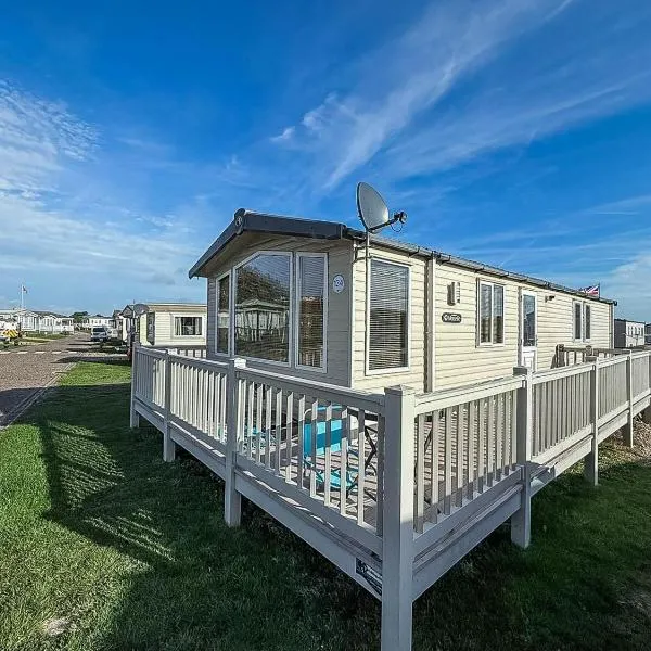 Lovely Caravan With Spacious Decking At North Denes In Suffolk, Ref 40134Nd, hotel a Lowestoft