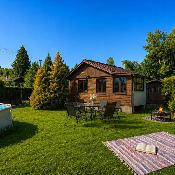 Modrobílá chatka u rybníka, hotell i Holoubkov