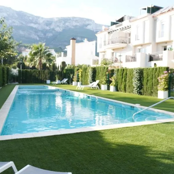 Amazing apartment direct pool acces, hotelli kohteessa Denia