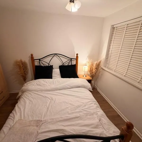 Bungalow Sleeps 4 with Free Parking and Garden, hotel in Manchester