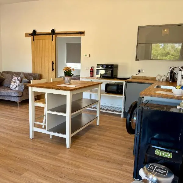 Bespoke 1 Bedroom Barn by Stansted Airport & Holiday Parking, hotel en London Stansted Airport