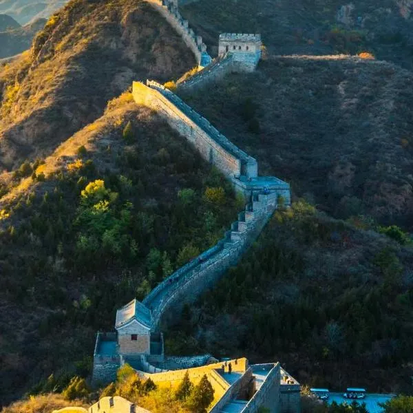 Beigong에 위치한 호텔 BeiJing Mutianyu Hills Pool Wall Resort view at the foot of Mutianyu Great Wall, infinity pool, one-way Capitl airport pick-up, free laundry and coffee