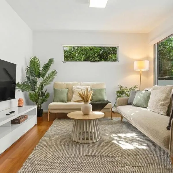 Bulimba Apartment - Ferry Access - Near Oxford St - Sleeps 8 - Baby & Work Ready, hotel u gradu Brizbejn