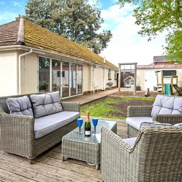 Oakwood Bungalow Christchurch Sleeps 8, hotel in Iford