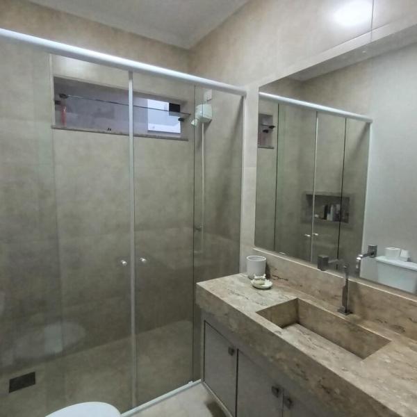 Confortável e bem localizada, com 2 quartos e garagem - Foto 5
