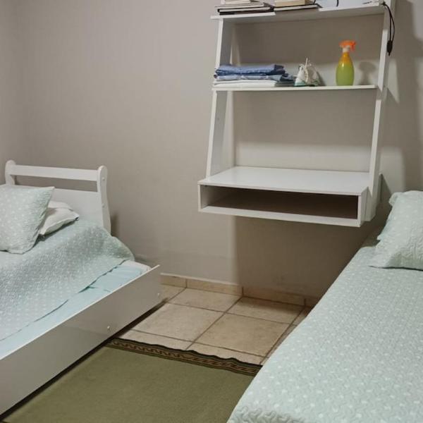 Confortável e bem localizada, com 2 quartos e garagem - Foto 4