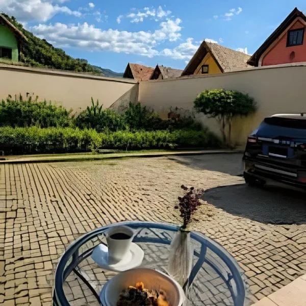 Chalé Charmoso na Serra de Penedo, khách sạn ở Penedo