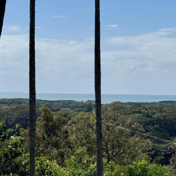 Mount Panorama sea and valley views whole house and garden private, hotel din Port Douglas