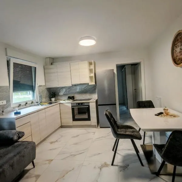 Apartma Alpine Gateway, hotell sihtkohas Komenda