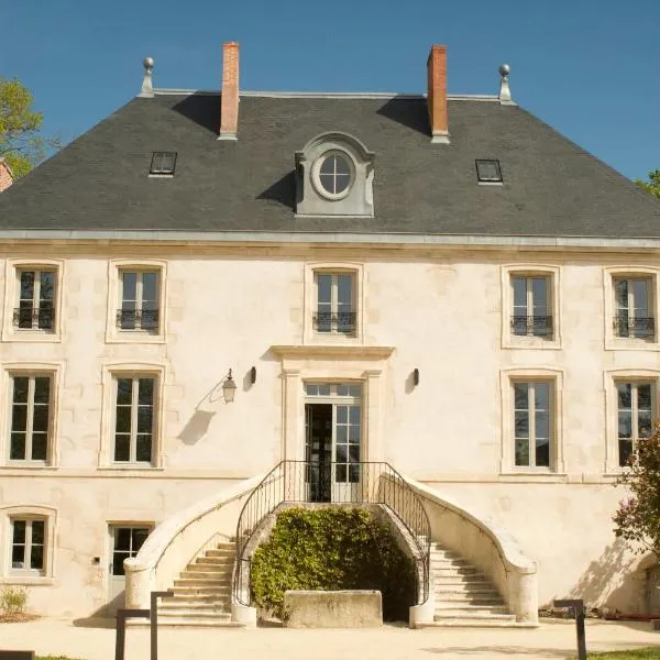 Coureilles Appartements et Suites, hotel in La Rochelle