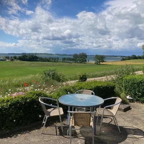 Main House - Rolsø Retreat, hotel i Knebel