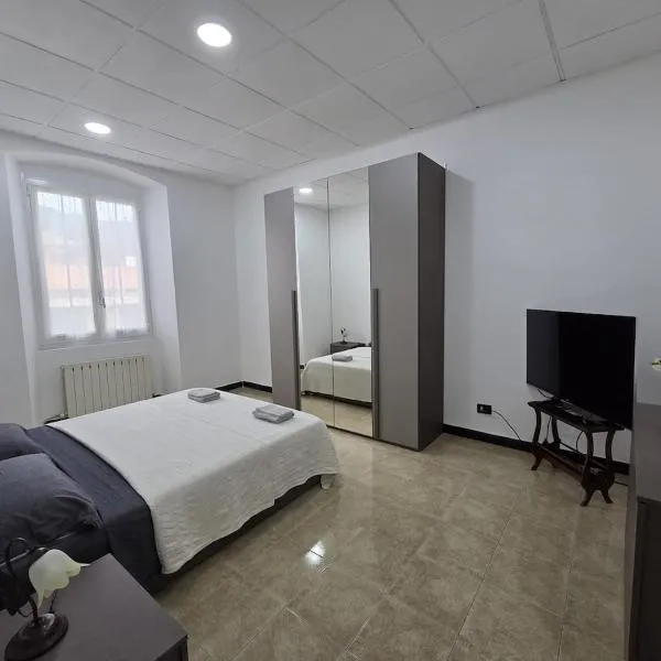 MH Apartment - 100 meters from the Rivarolo train station, hotel Genovában