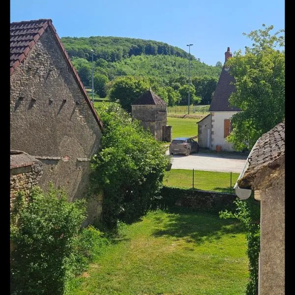 Church View Apartments, מלון בChâteauneuf-Val-de-Bargis