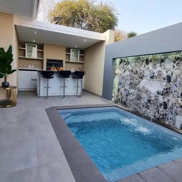 Solar-powered cozy house with jacuzzi and splash pool – hotel w mieście Johannesburg