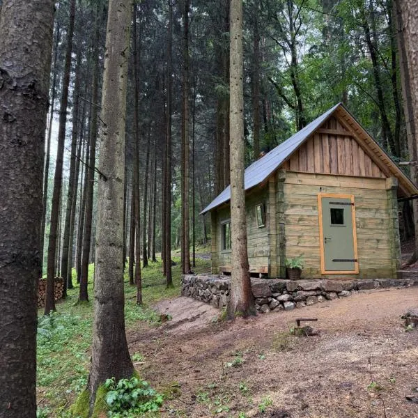 Glamping Olivia v lese, hotelli kohteessa Radíč