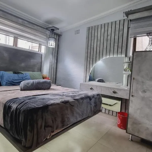 Solar Powered Cottages and Lofts، فندق في جوهانسبرغ