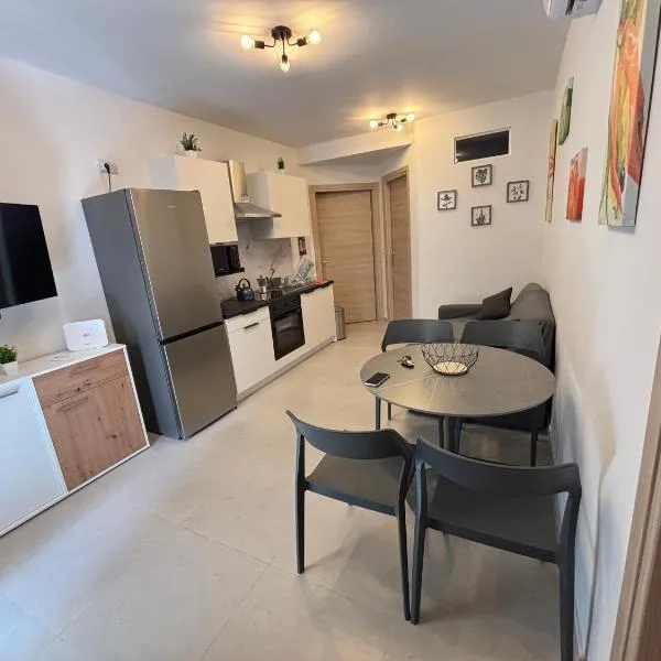 Casa Verde, Family Apartment for 4 , WIFI ,Near Beaches, hotel di St Paul's Bay
