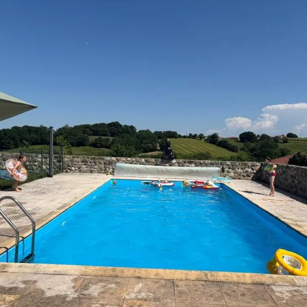 Domaine des Pyrénées d Oleac, hotel en Oléac-Debat