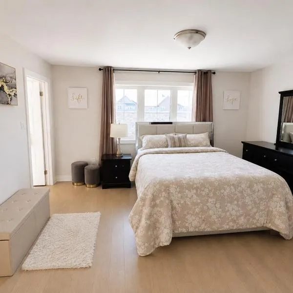 Modern Home w Private Yard and Master Suite, hotelli kohteessa Shelburne
