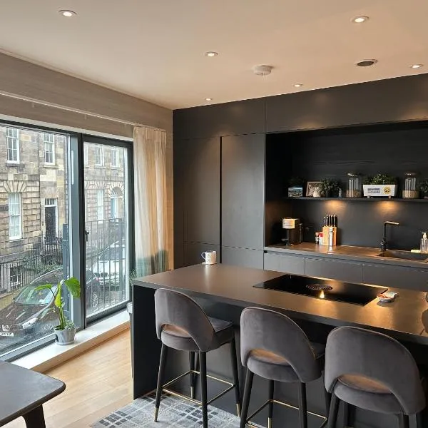 Modern flat in New Town, hotel en Edimburgo