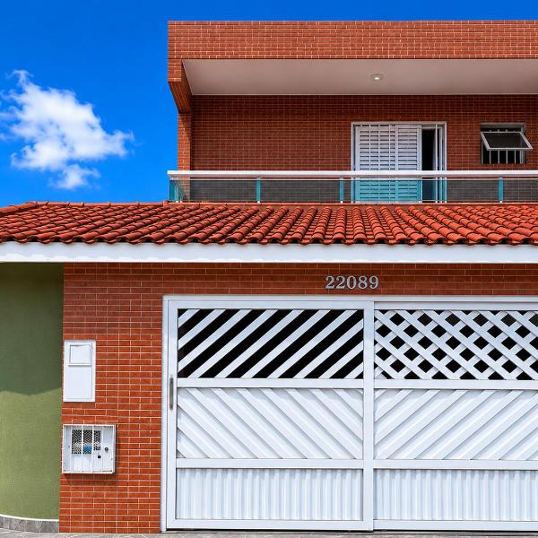 Casa em Praia Grande com Wi-Fi a 50m do mar com 2 suítes e 2 vagas de garagem