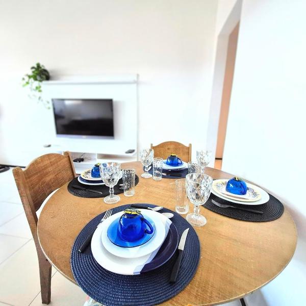 Apartamento com varanda e VISTA para RUA, TV e 2 suítes - Foto 5