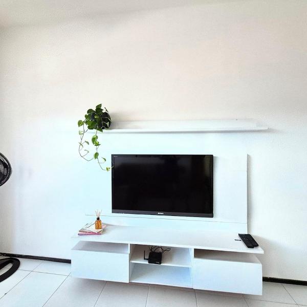 Apartamento com varanda e VISTA para RUA, TV e 2 suítes - Foto 4