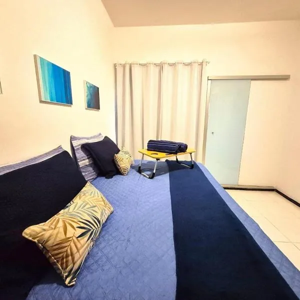 Apartamento com varanda e VISTA para RUA, TV e 2 suítes、テイシェイラ・デ・フレイタスのホテル