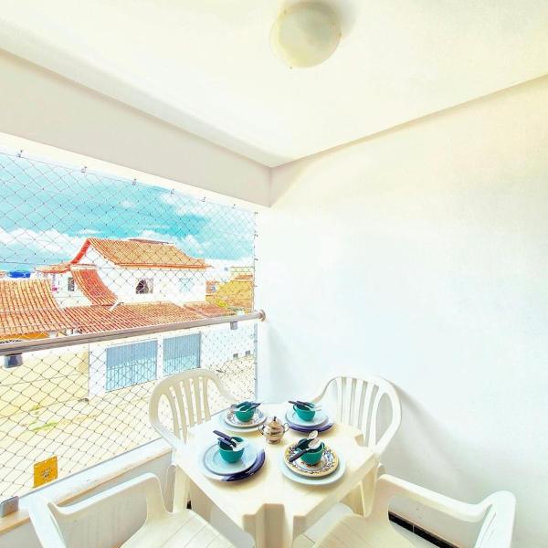 Apartamento com varanda e VISTA para RUA, TV e 2 suítes - Foto 2