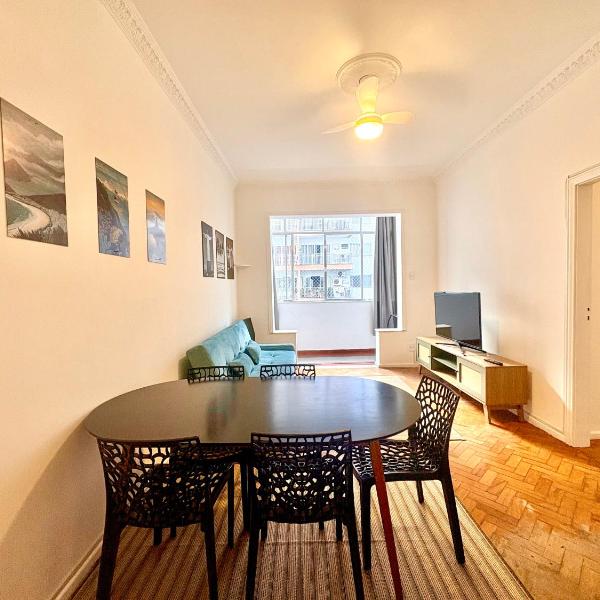 Apartamento completo ao lado da praia de COPACABANA, 2 quartos , andar alto , sala enorme, ar cond, ,wifi, tv smart, pauloangerami NSC109
